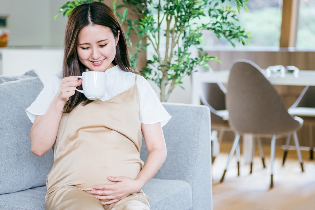 珈琲を飲む妊婦